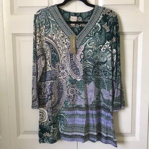 CHICO’S PAISLEY V-NECK TOP